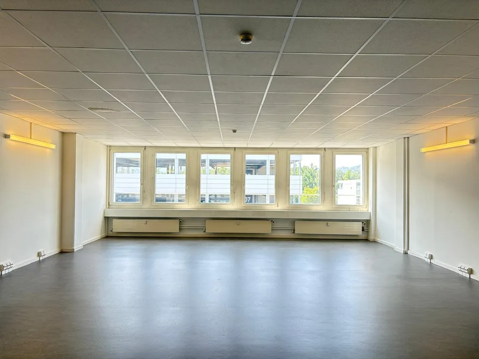 500 m² d'espaces de bureaux prêts à être occupés avec des bureaux individuels et en open space