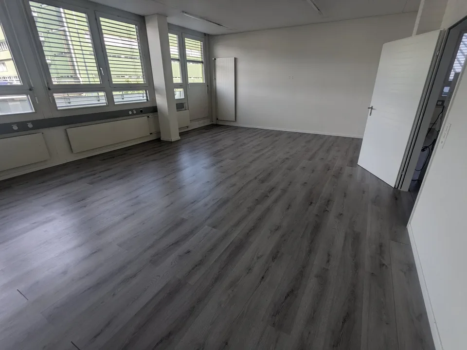 Helle Büroräumlichkeiten in der Industriezone von Dietikon zu vermieten