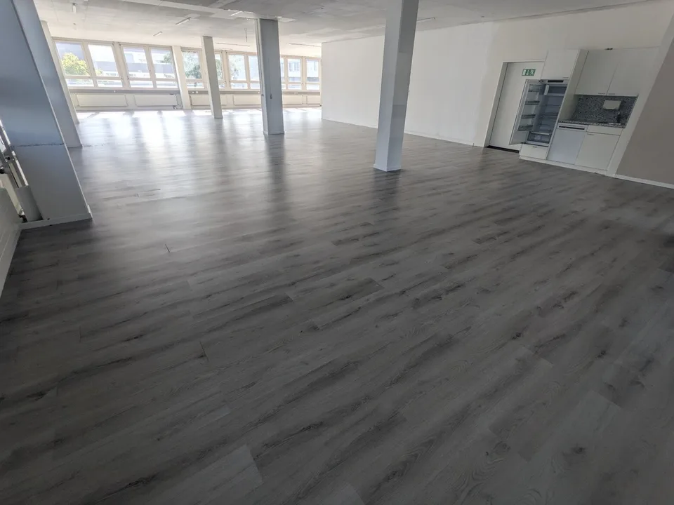 Helle Büroräumlichkeiten in der Industriezone von Dietikon zu vermieten
