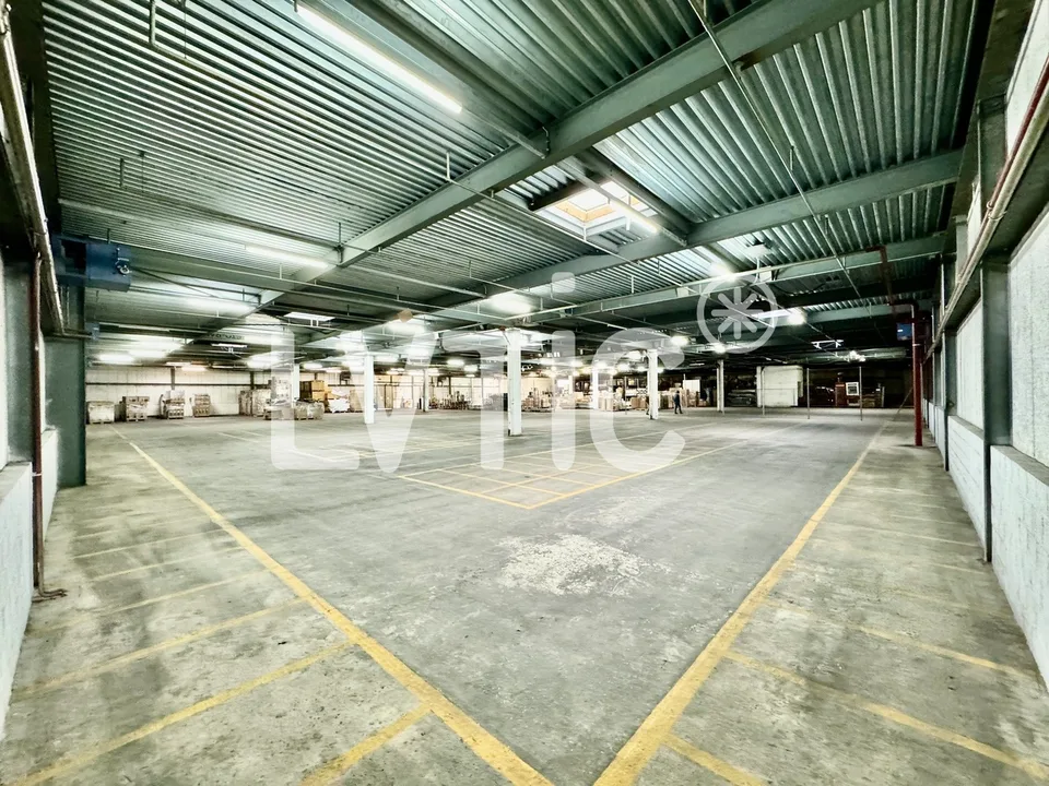 Magazzino logistico di 2200 m2 in affitto a Etoy