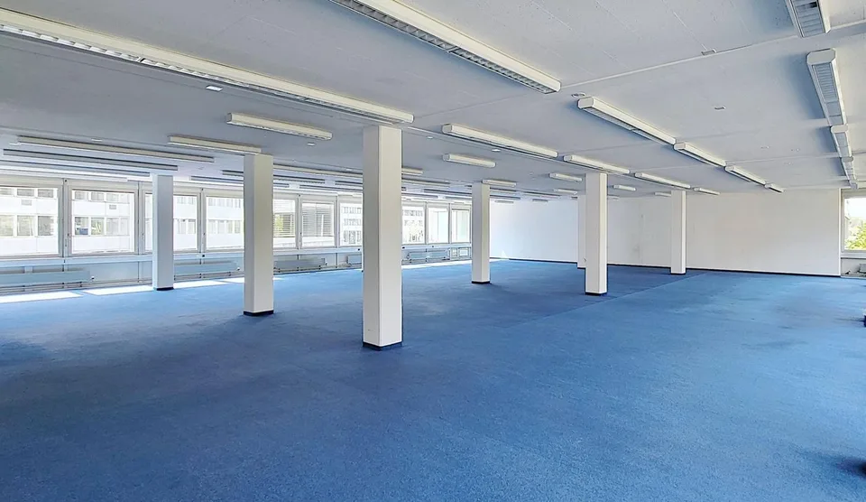 Beaucoup d'espace ouvert plus salle de réunion