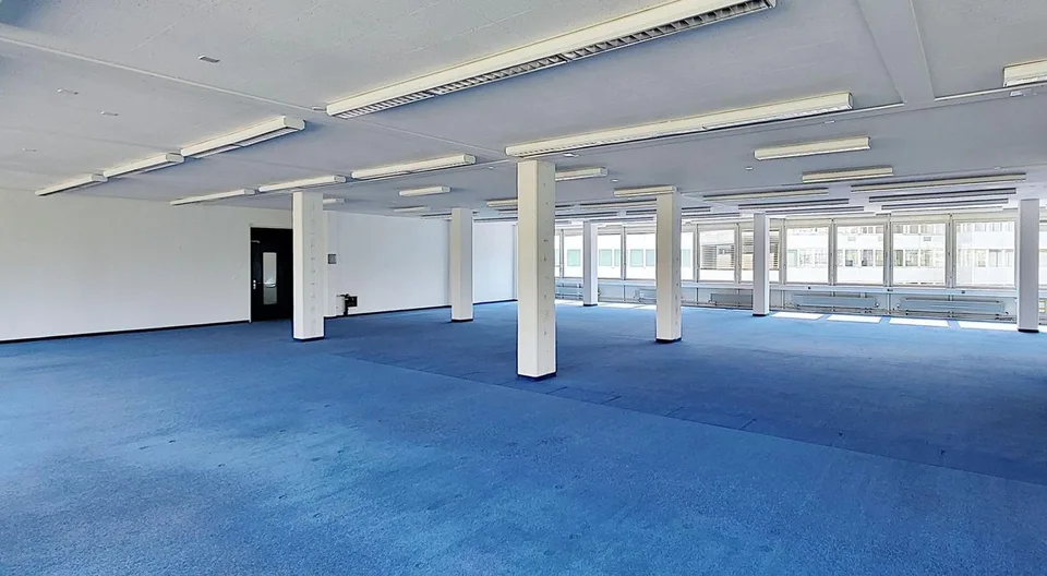 Beaucoup d'espace ouvert plus salle de réunion
