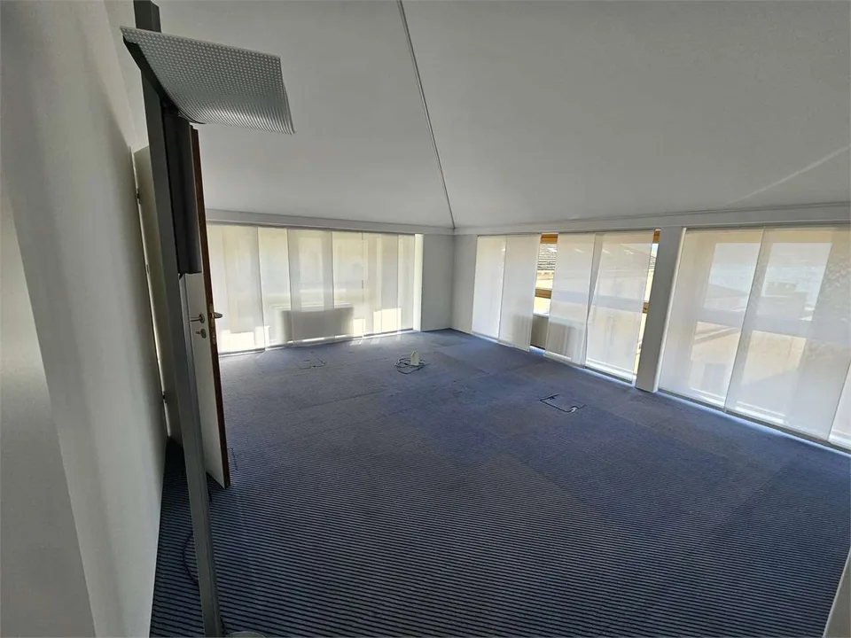 Centre-ville de Lugano, bureau au 7e étage avec 7,5 pièces