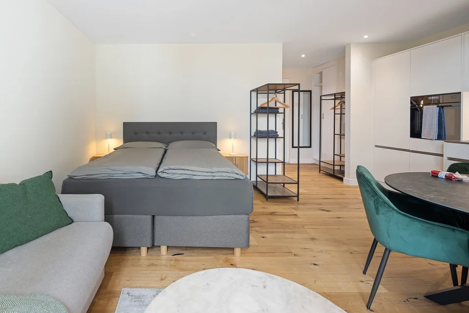 Grosszügiges möbliertes Studio mit Terrasse, Parkplatz & Co-Working-Zugang in Embrach, Zürich