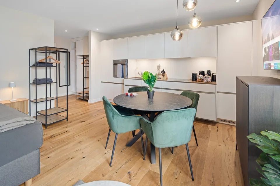 Grosszügiges möbliertes Studio mit Terrasse, Parkplatz & Co-Working-Zugang in Embrach, Zürich