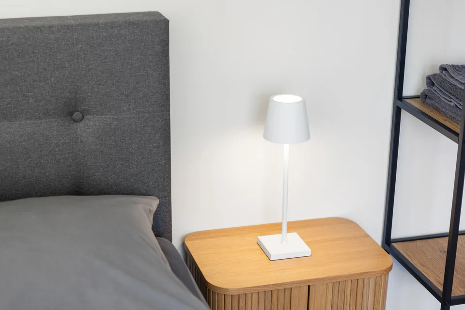 Grosszügiges möbliertes Studio mit Terrasse, Parkplatz & Co-Working-Zugang in Embrach, Zürich
