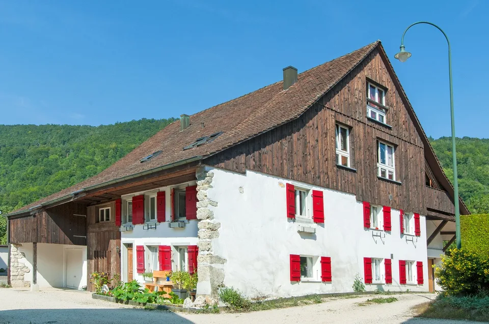 Grosszügige 4.5 Zimmerwohnung im umgebauten Bauernhaus