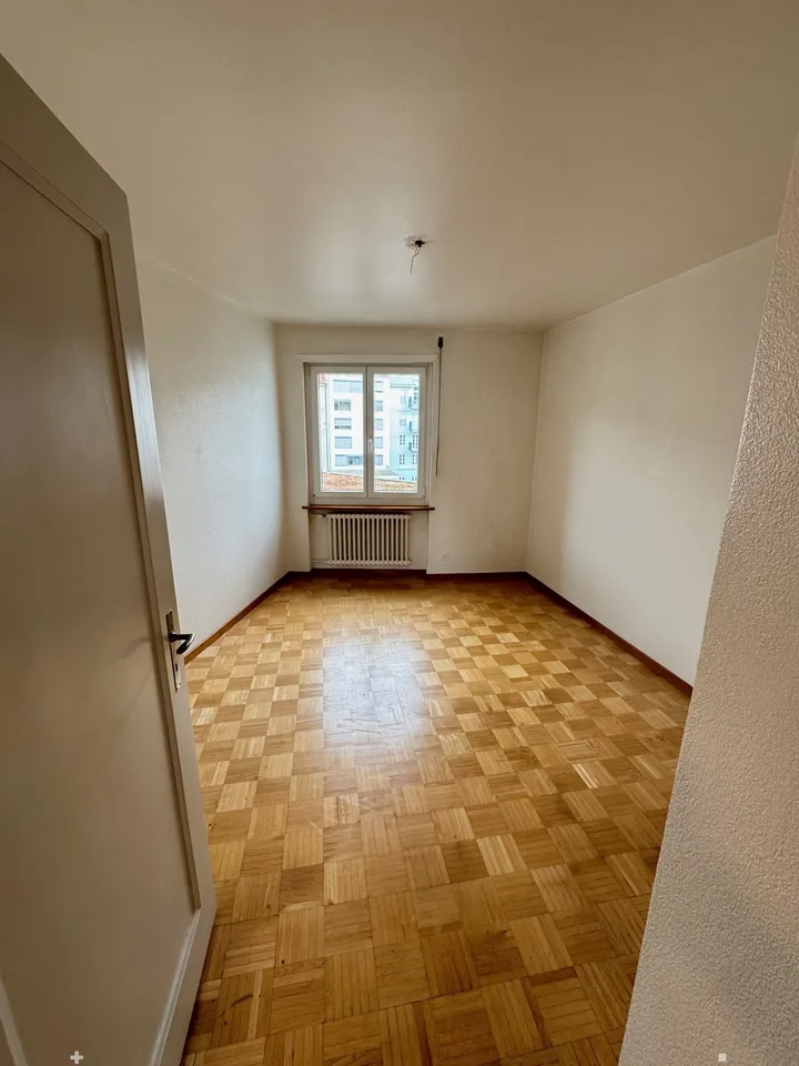 Appartamento di 4 locali luminoso con balcone nel centro città – foto 7 di 8