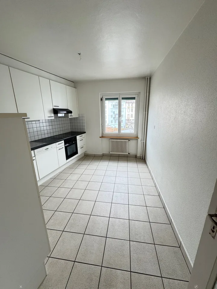 Helle 4-Zimmer-Wohnung mit Balkon iim Stadtzentrum