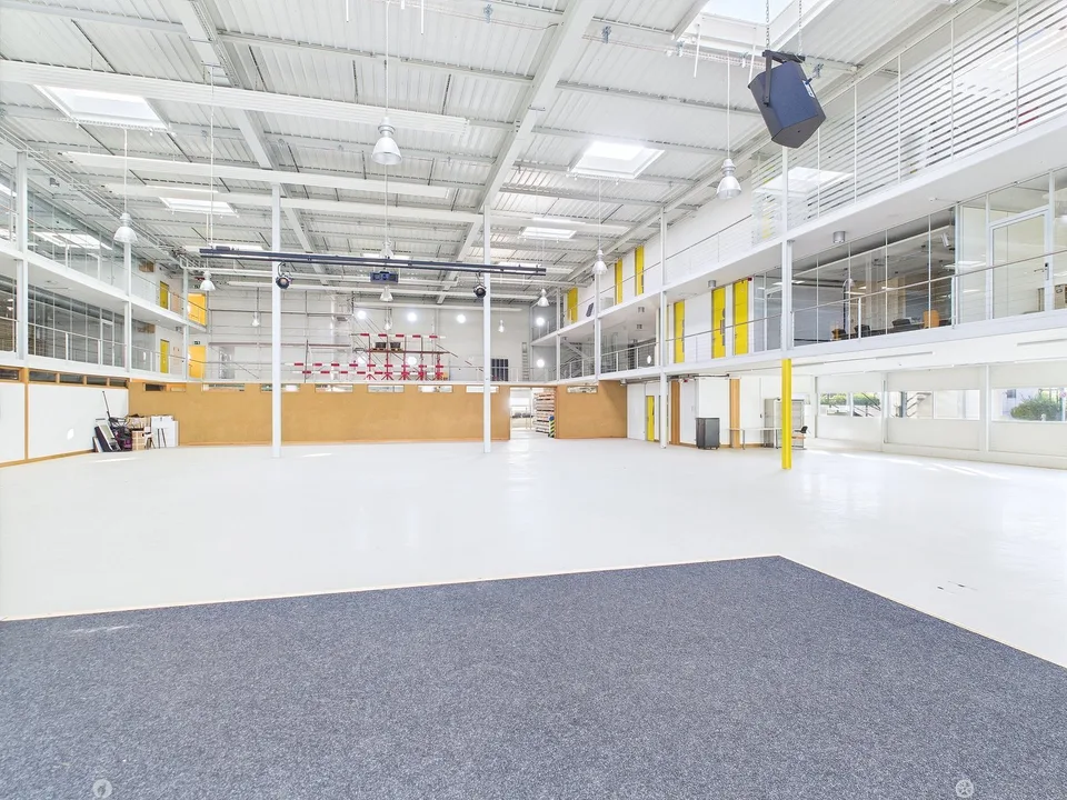 Spazio di vendita e ufficio al piano terra nel quartiere industriale – foto 6 di 13