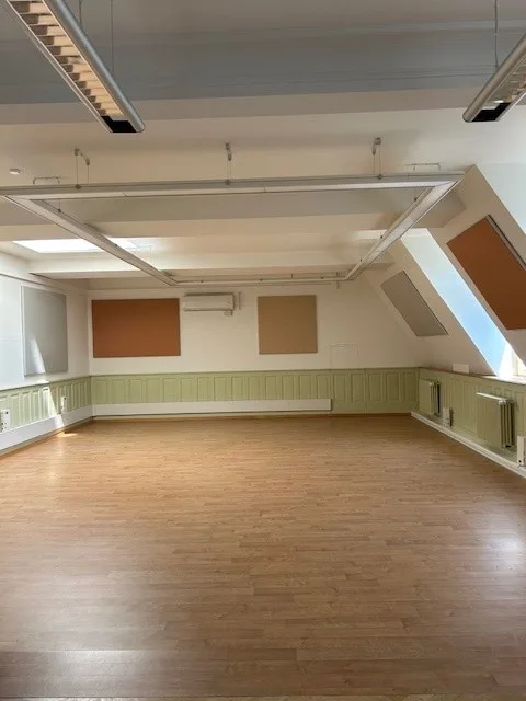 Zentrale Büroräumlichkeiten im historischen Gebäude zu vermieten