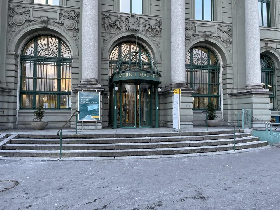 Zentrale Büroräumlichkeiten im historischen Gebäude zu vermieten
