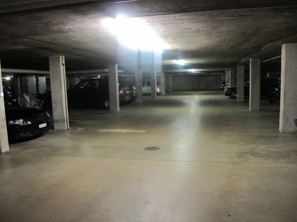 Tiefgaragenplatz zu vermieten in Benglen (8121)
