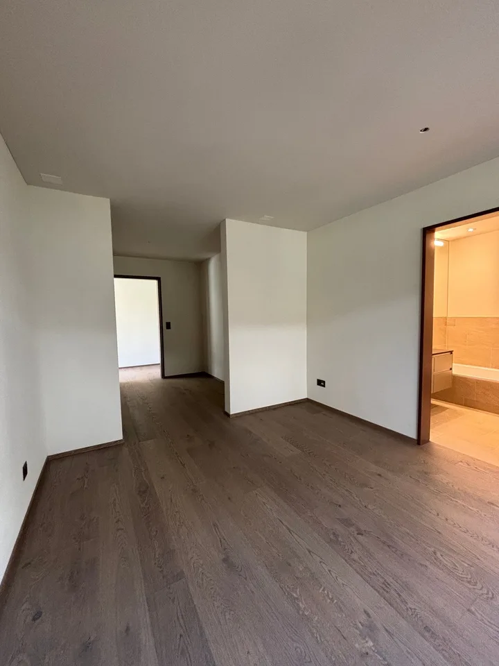 NEUBAU: Sehr grosse 3.5-Zimmer-Wohnung mit 347m2 Garten