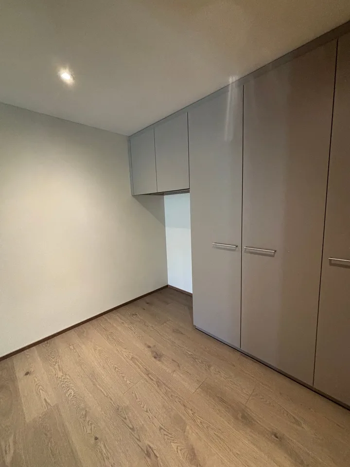 NEUBAU: Sehr grosse 3.5-Zimmer-Wohnung mit 347m2 Garten