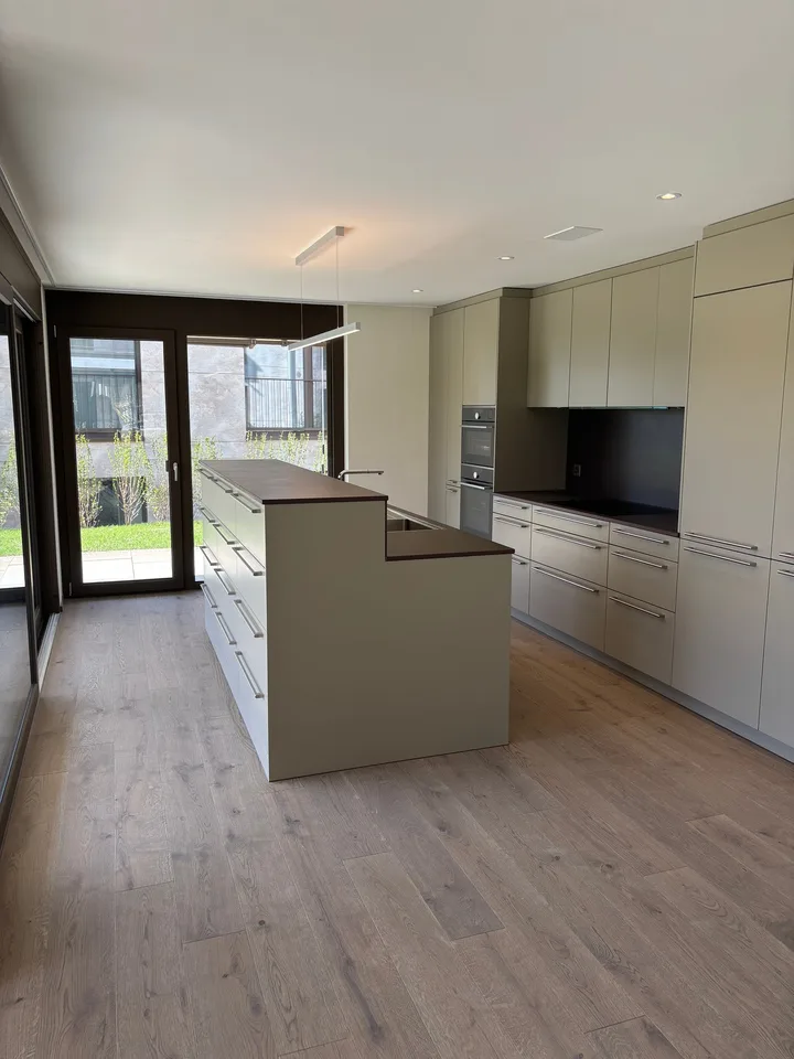 NEUBAU: Sehr grosse 3.5-Zimmer-Wohnung mit 347m2 Garten