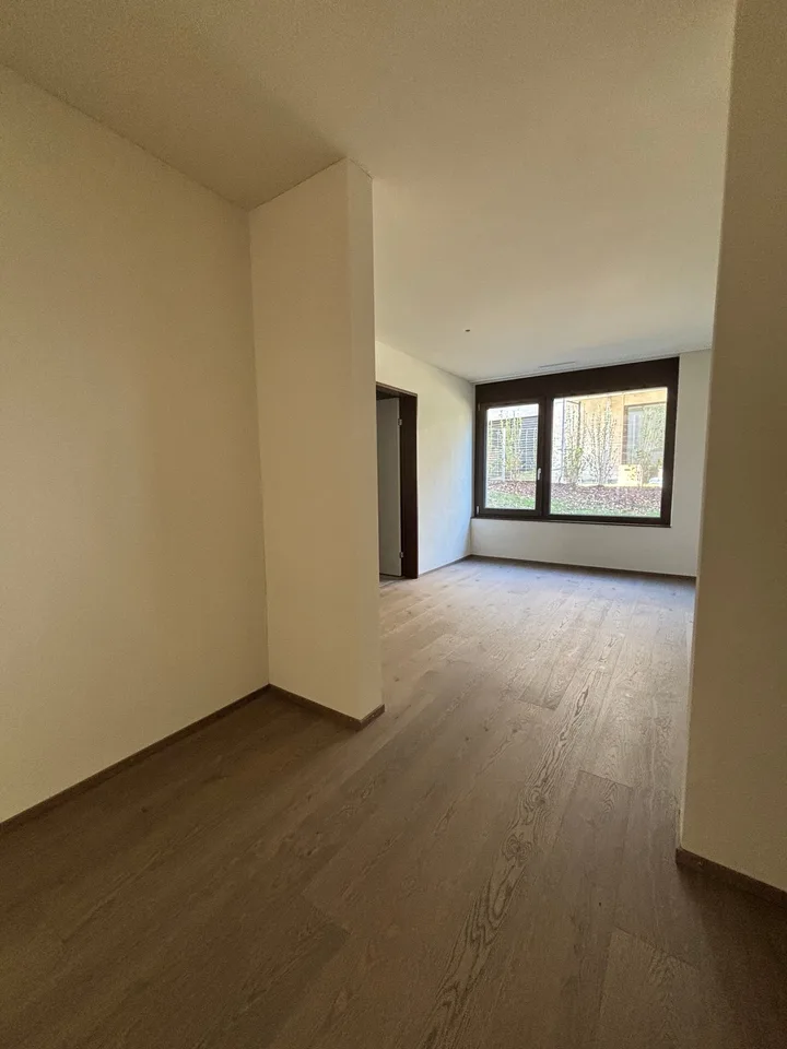 NEUBAU: Sehr grosse 3.5-Zimmer-Wohnung mit 347m2 Garten