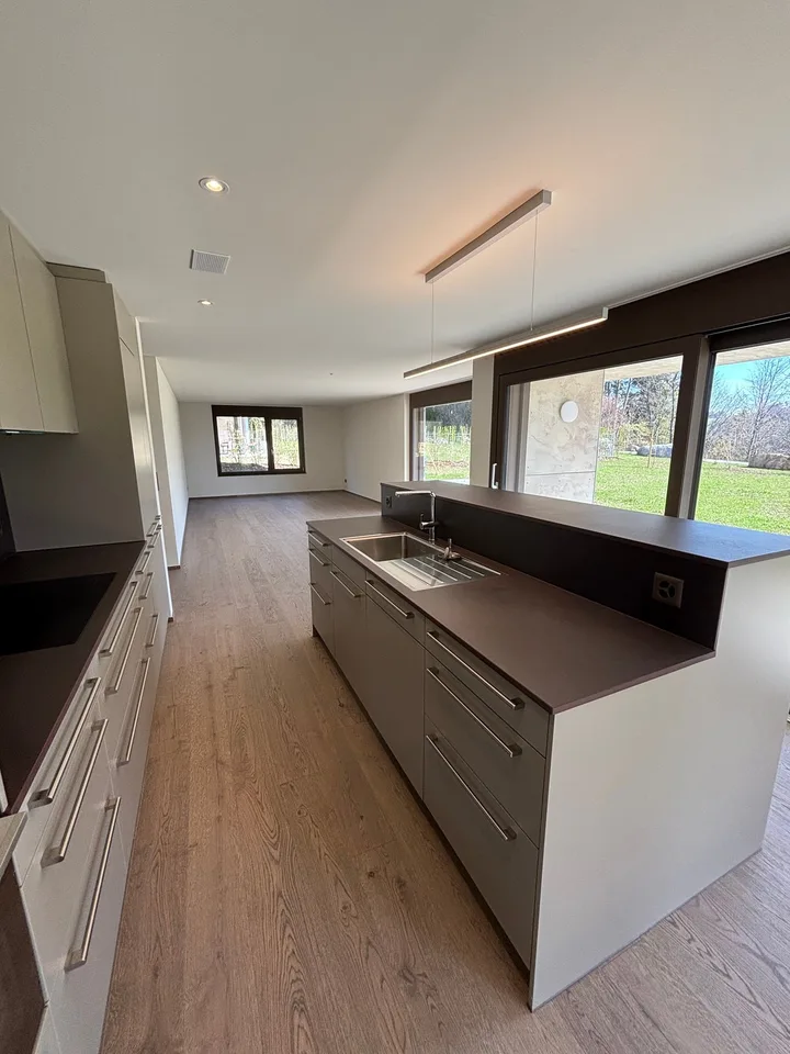 NEUBAU: Sehr grosse 3.5-Zimmer-Wohnung mit 347m2 Garten