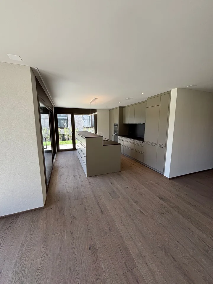 NEUBAU: Sehr grosse 3.5-Zimmer-Wohnung mit 347m2 Garten