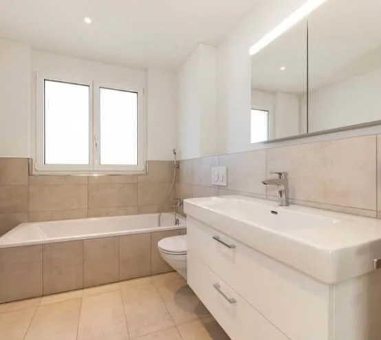 Appartamento moderno di 3 locali con balcone e vista panoramica a Reinach