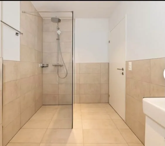 Appartamento moderno di 3 locali con balcone e vista panoramica a Reinach