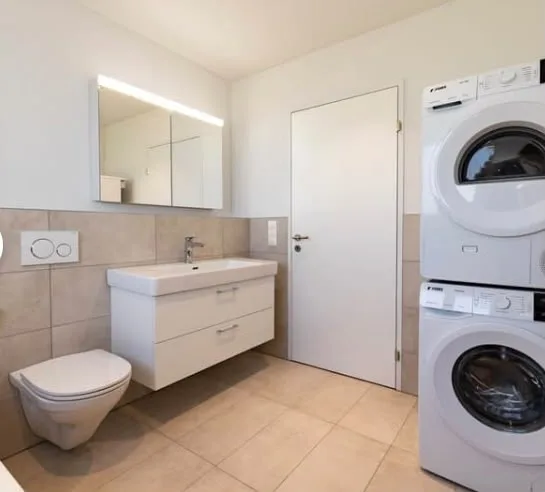 Appartamento moderno di 3 locali con balcone e vista panoramica a Reinach