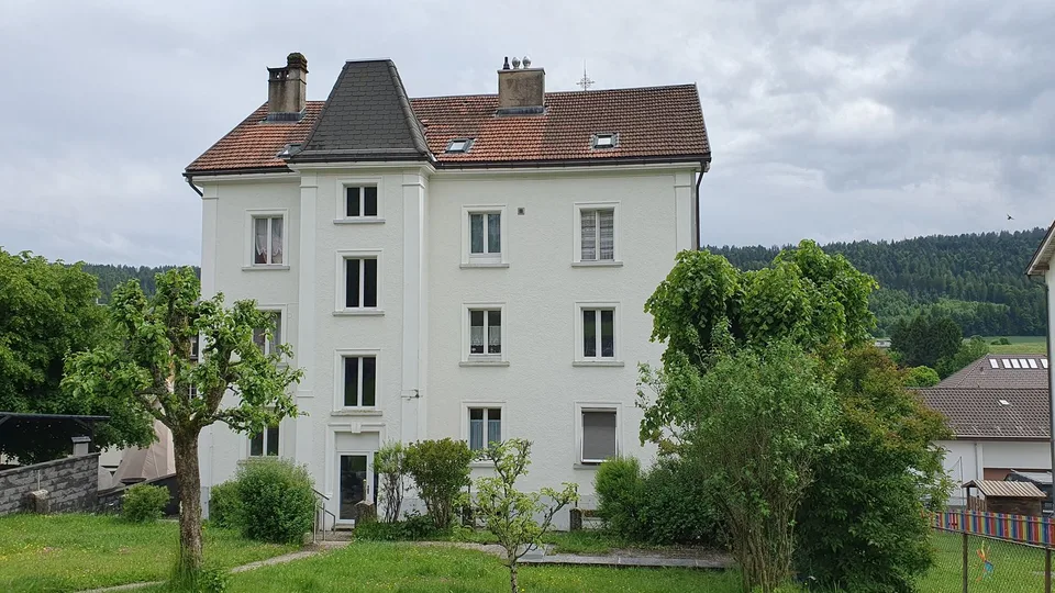 Grande appartamento situato in un piccolo edificio residenziale.