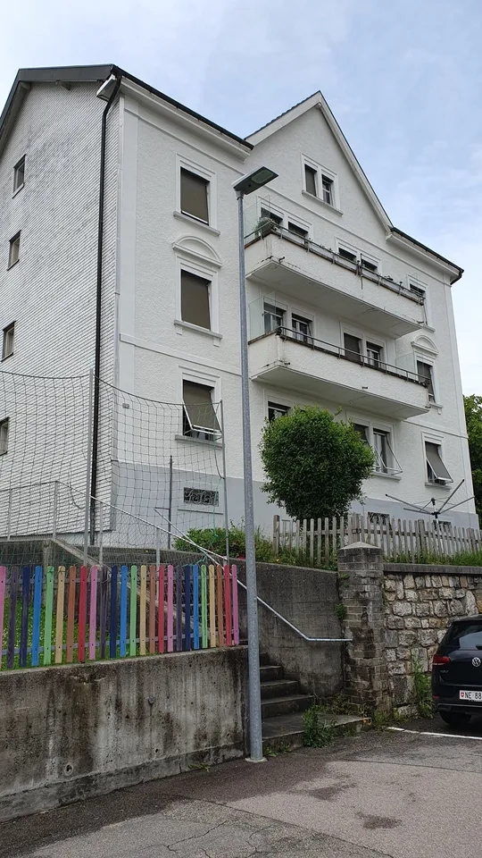 Grande appartamento situato in un piccolo edificio residenziale.