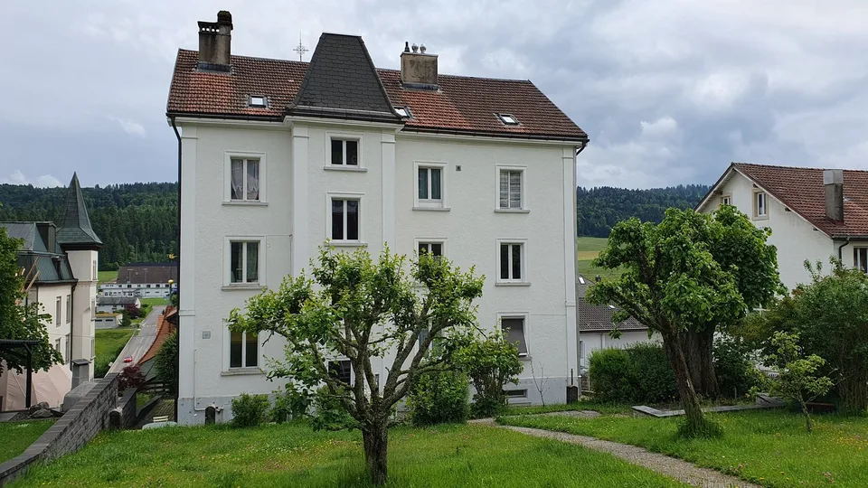 Grand appartement situé dans un petit immeuble résidentiel.