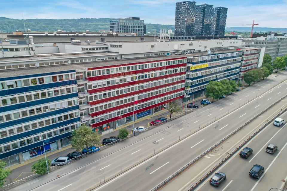 Helle und grosszügige Gewerbe-/Bürofläche an zentraler Lage