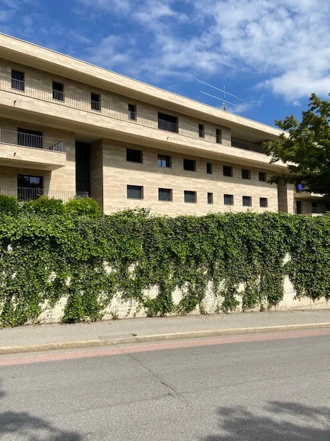 ZWEI SCHRITE VON MONTAGNOLA IN EINER PRIVILEGIERTEN UND RUHIGEN GEGEND MIT EINER GROSSEN TERRASSE