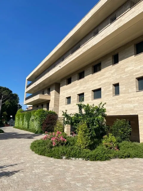 ZWEI SCHRITE VON MONTAGNOLA IN EINER PRIVILEGIERTEN UND RUHIGEN GEGEND MIT EINER GROSSEN TERRASSE
