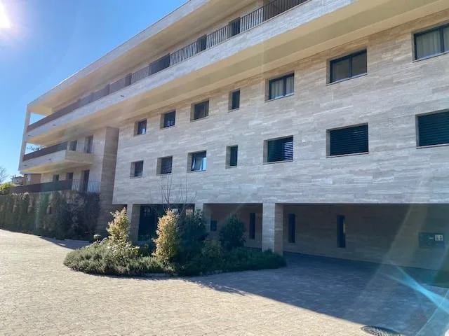 ZWEI SCHRITE VON MONTAGNOLA IN EINER PRIVILEGIERTEN UND RUHIGEN GEGEND MIT EINER GROSSEN TERRASSE