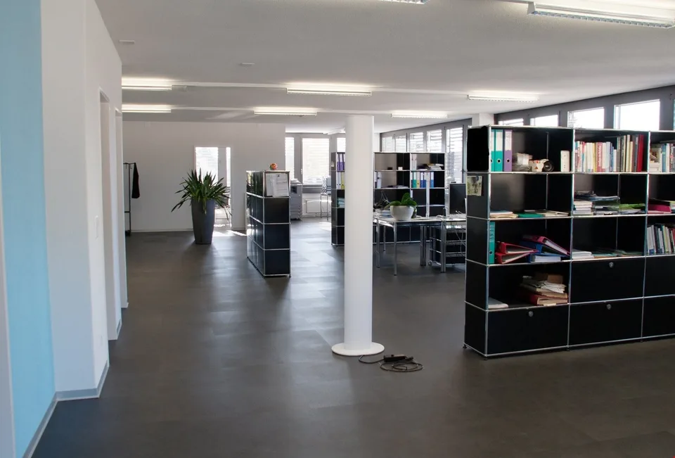 Commercial space: 30 m² to 296 m² - For SMEs and large companies.