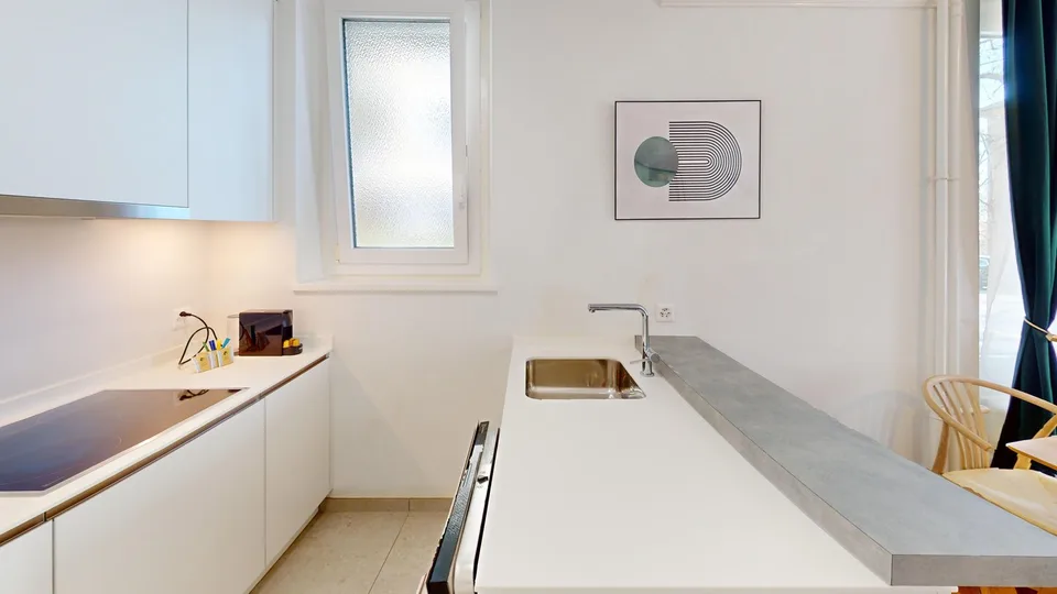 Spacious & Modern 1-Bed Apartment, 2 Bathrooms & Parking