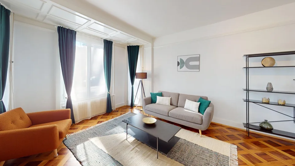 Spacious & Modern 1-Bed Apartment, 2 Bathrooms & Parking