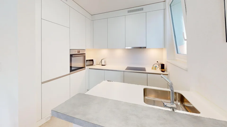 Spacious & Modern 1-Bed Apartment, 2 Bathrooms & Parking