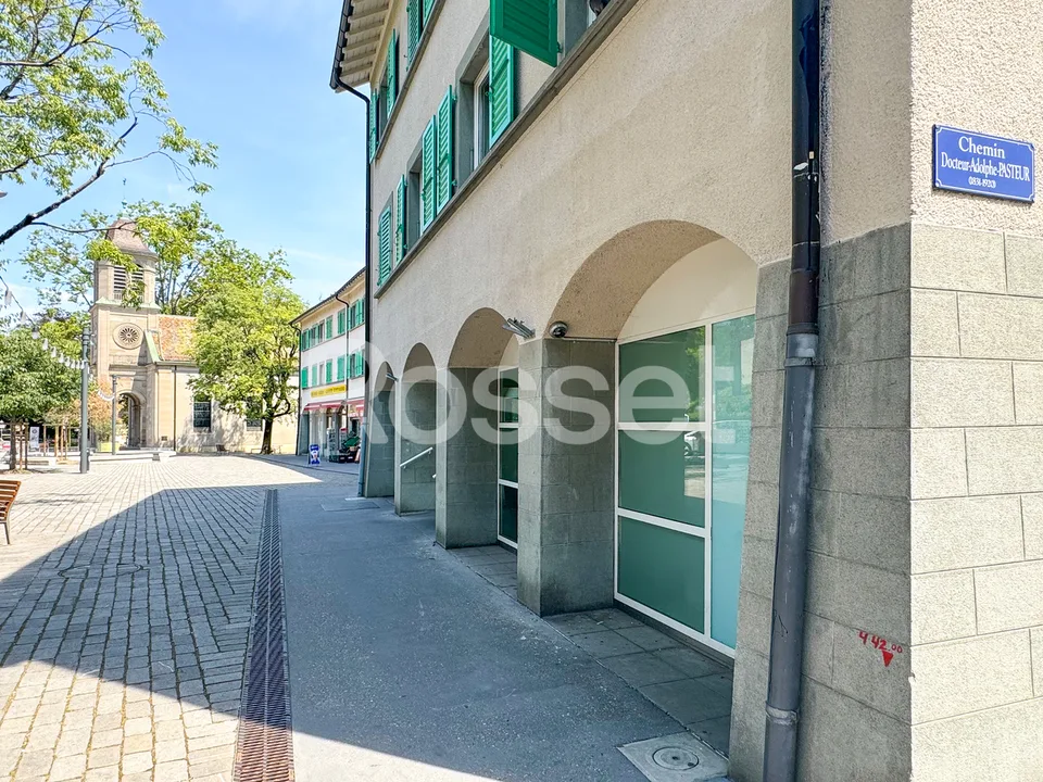 Arcade d'env. 153m² au rez-de-chaussée avec accès au sous-sol