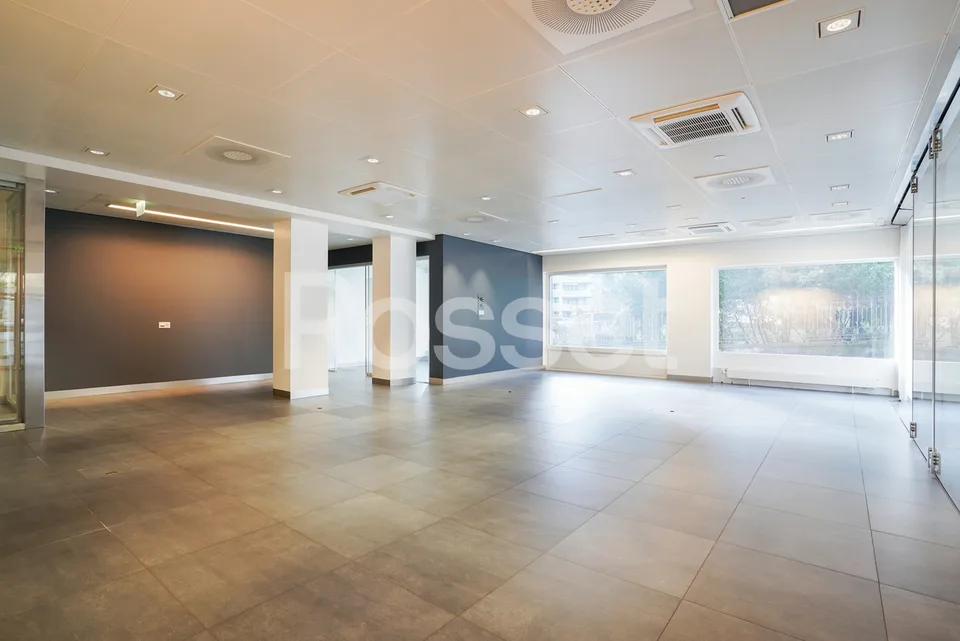 Arcade d'env. 153m² au rez-de-chaussée avec accès au sous-sol