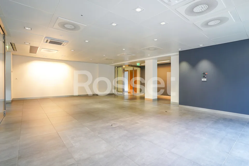 Arcade d'env. 153m² au rez-de-chaussée avec accès au sous-sol