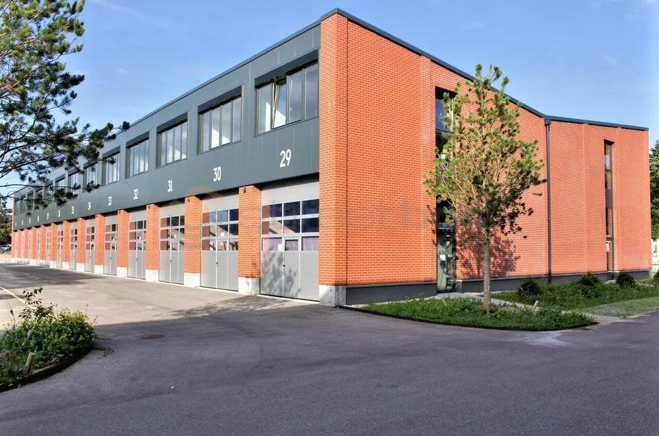 Box à l'étage de 100m2