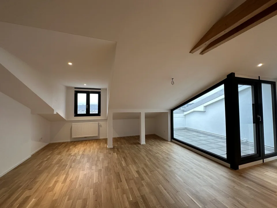 Moderne 2.5-Zimmerdachwohnung im 3. Stock mit Balkon