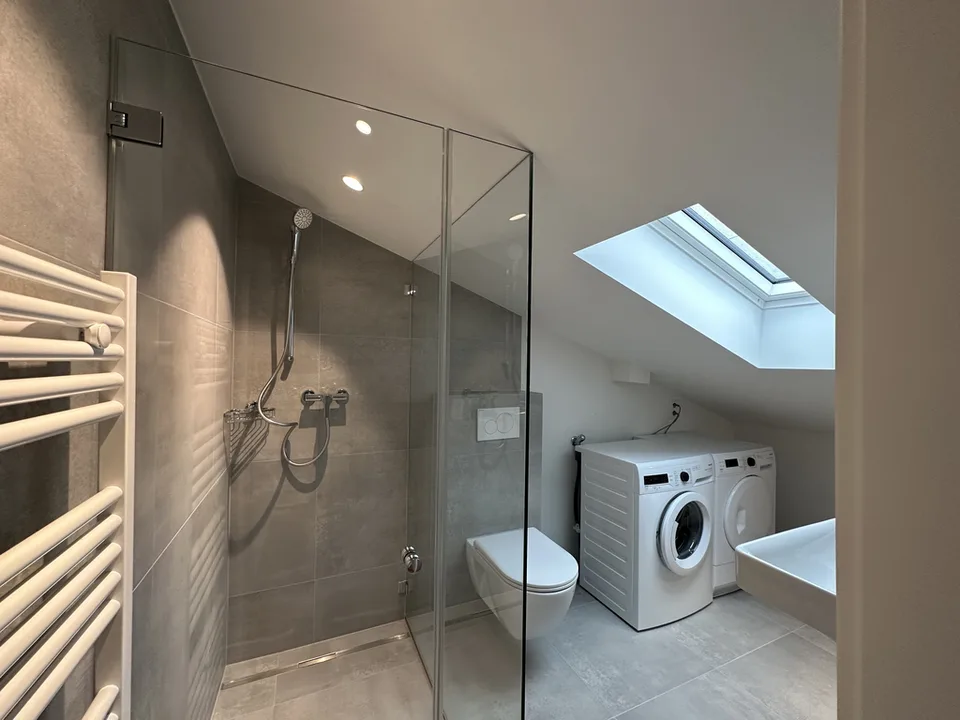 Moderne 2.5-Zimmerdachwohnung im 3. Stock mit Balkon