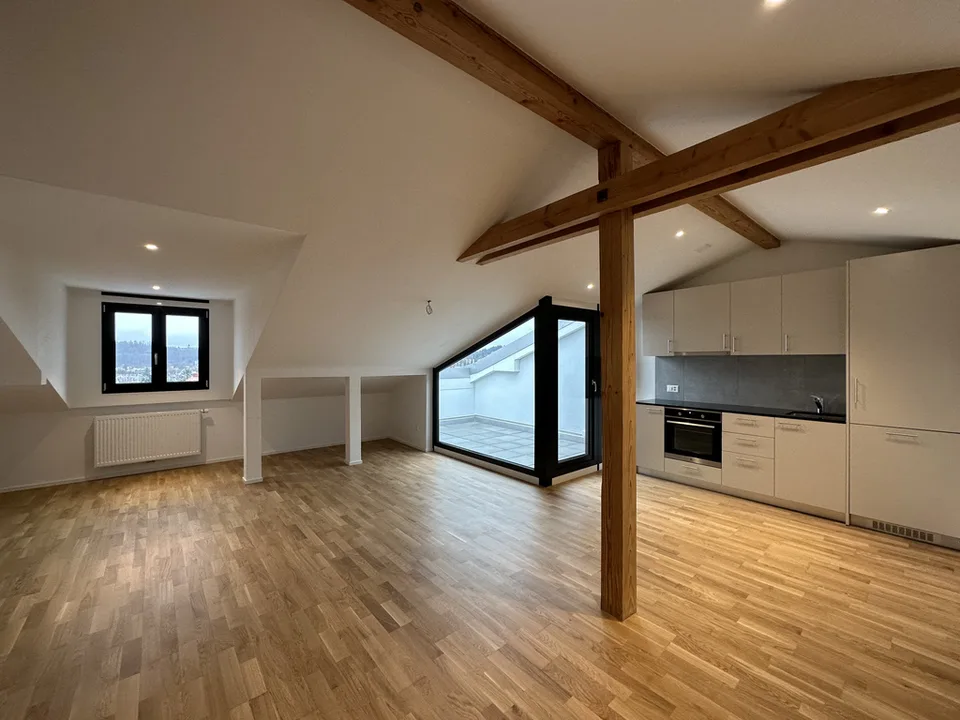 Moderne 2.5-Zimmerdachwohnung im 3. Stock mit Balkon