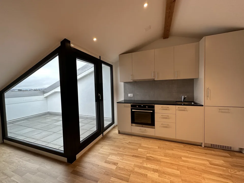Moderne 2.5-Zimmerdachwohnung im 3. Stock mit Balkon