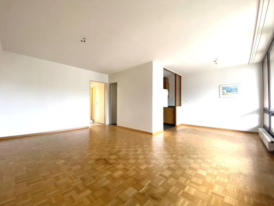 Grossräumige, helle Wohnung mit Balkon und herrlicher Aussicht