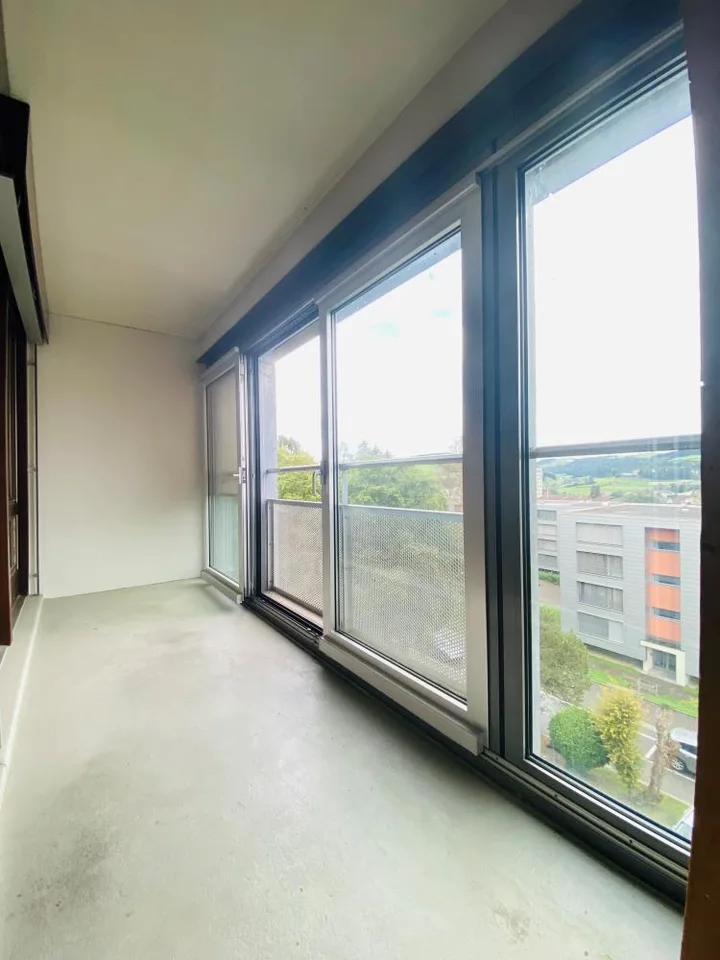 Grossräumige, helle Wohnung mit Balkon und herrlicher Aussicht