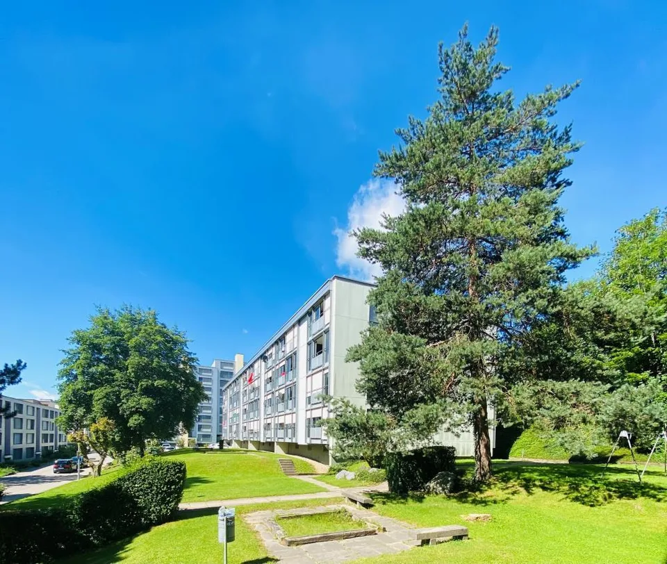Grossräumige, helle Wohnung mit Balkon und herrlicher Aussicht