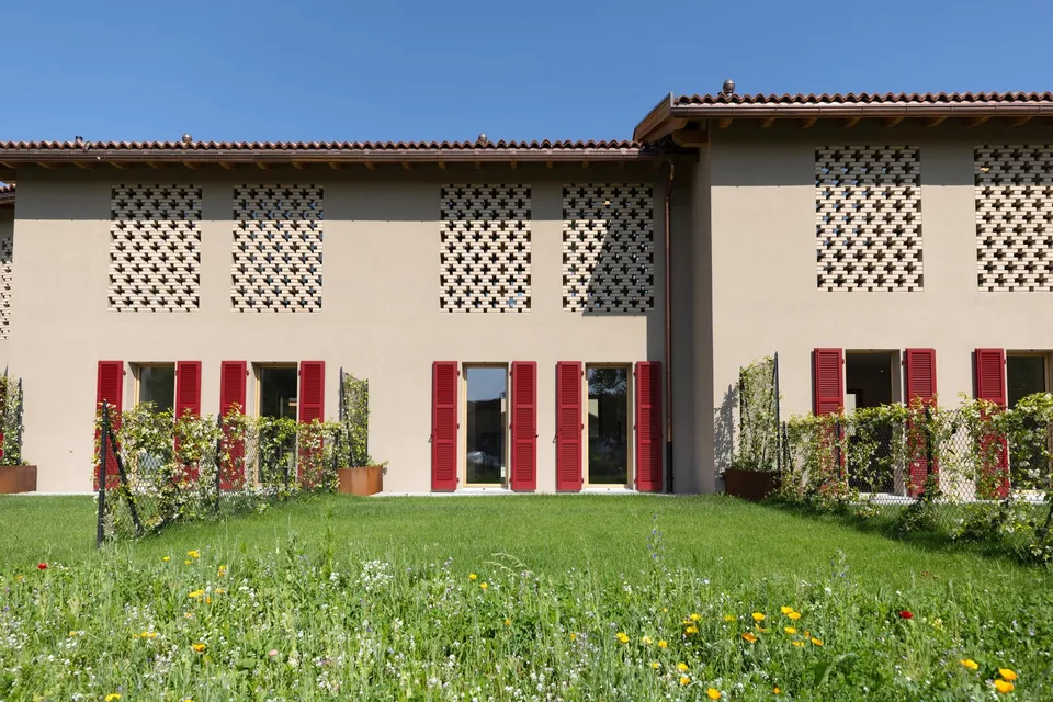 Ehemalige, komplett renovierte Farm, Duplex in erster Lage mit privatem Garten