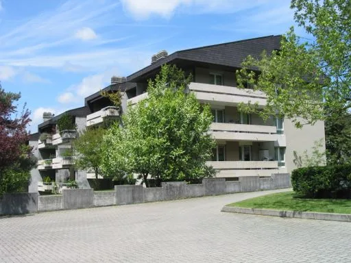 Wir vermieten per sofort oder nach Vereinbarung mehrere Einstellhallenplätze in der Einstellhalle Jennershausweg 7A.